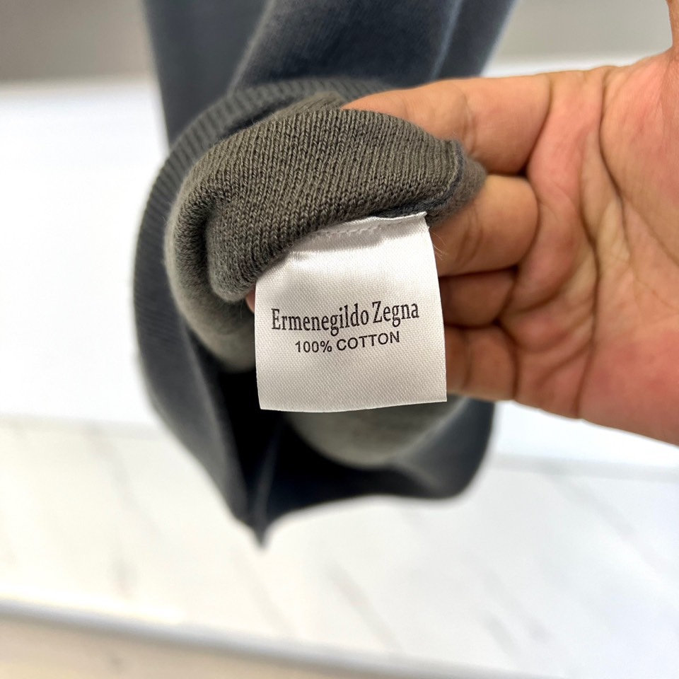 Zegna杰尼亚、2025秋冬新品马甲背心。深灰色调演绎低调商务美学，立领设计搭配顺滑金属拉链开合系统。