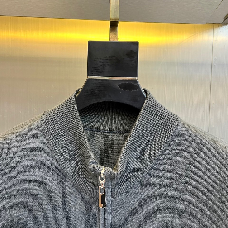 Zegna杰尼亚、2025秋冬新品马甲背心。深灰色调演绎低调商务美学，立领设计搭配顺滑金属拉链开合系统。