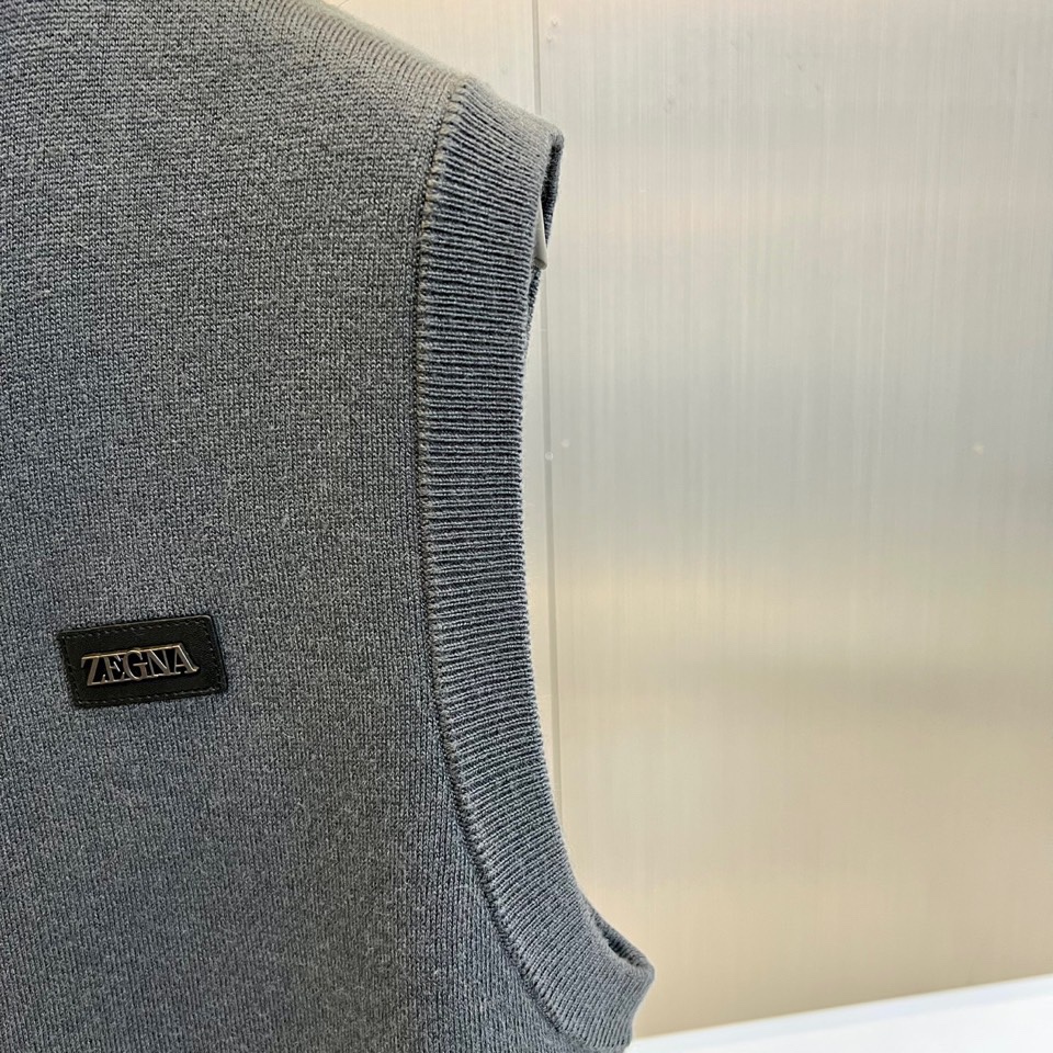 Zegna杰尼亚、2025秋冬新品马甲背心。深灰色调演绎低调商务美学，立领设计搭配顺滑金属拉链开合系统。