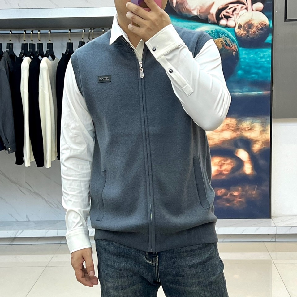 Zegna杰尼亚、2025秋冬新品马甲背心。深灰色调演绎低调商务美学，立领设计搭配顺滑金属拉链开合系统。