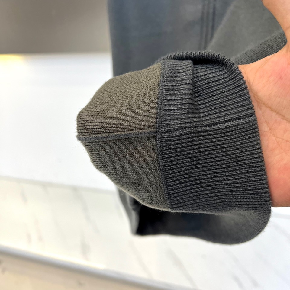 Zegna杰尼亚、2025秋冬新品马甲背心。深灰色调演绎低调商务美学，立领设计搭配顺滑金属拉链开合系统。