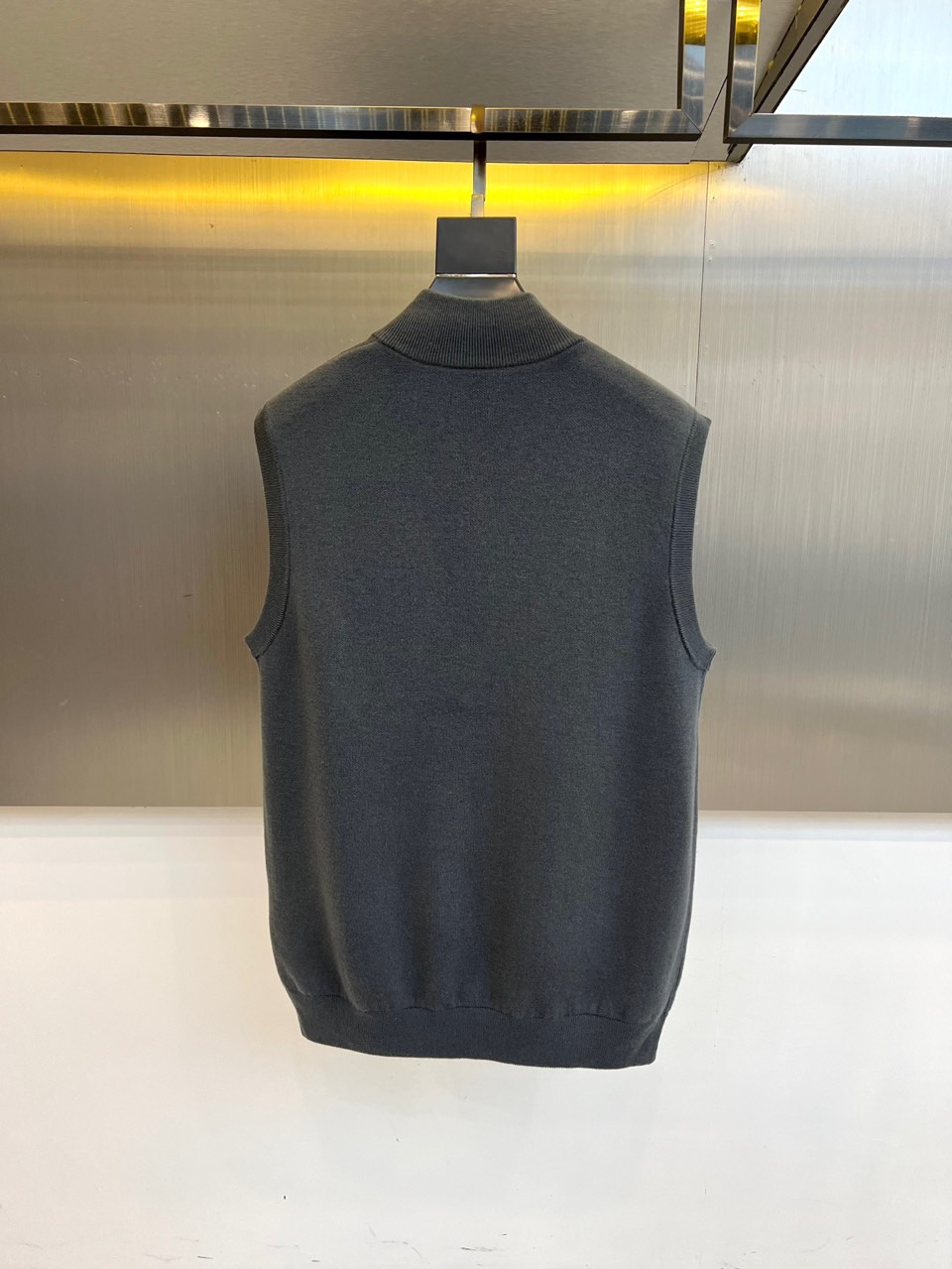 Zegna杰尼亚、2025秋冬新品马甲背心。深灰色调演绎低调商务美学，立领设计搭配顺滑金属拉链开合系统。
