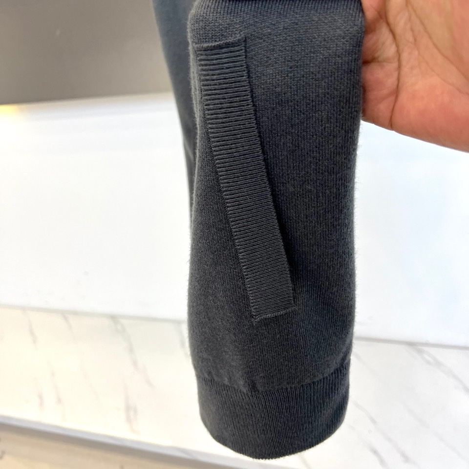 Zegna杰尼亚、2025秋冬新品马甲背心。深灰色调演绎低调商务美学，立领设计搭配顺滑金属拉链开合系统。