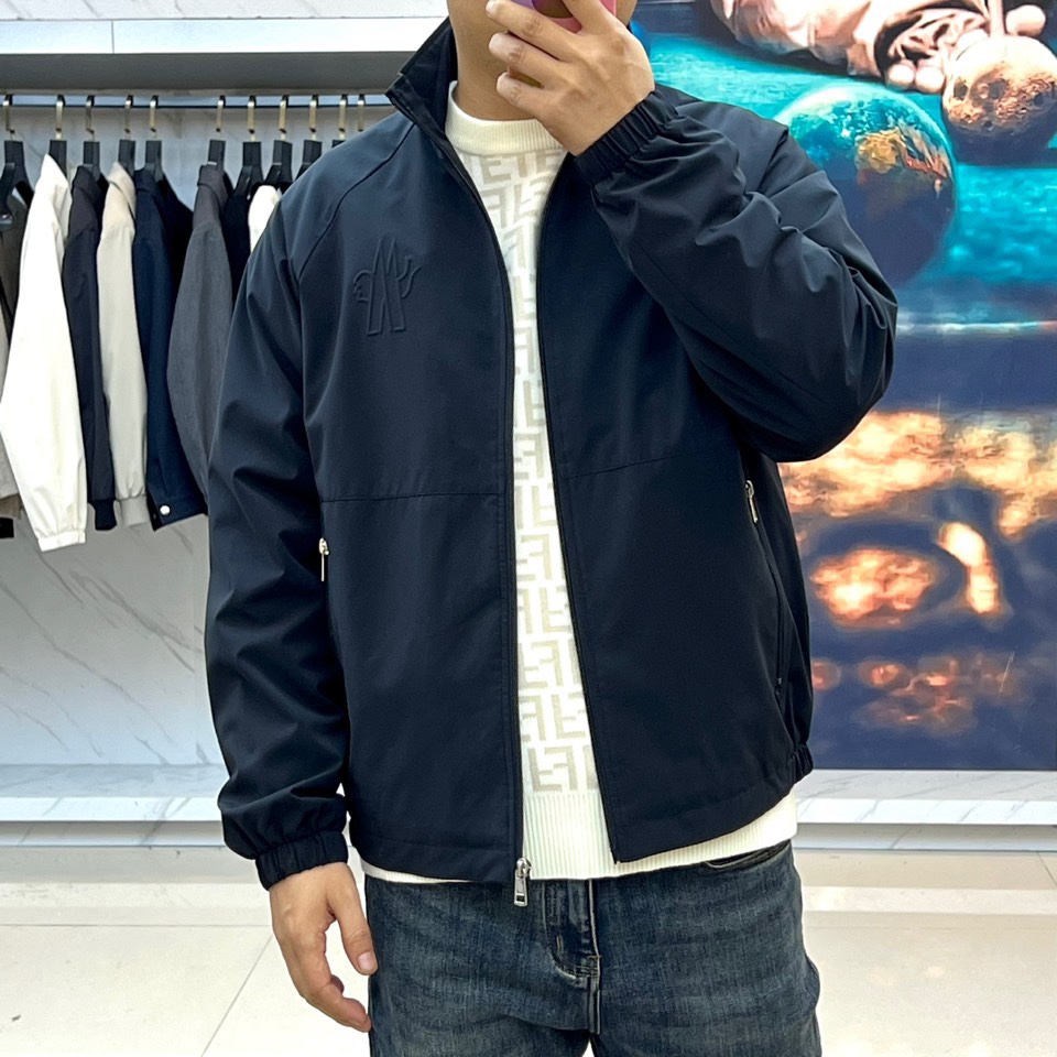 Mon蒙口、2025秋冬新品 MONCLER轻暖棉服。立领设计搭配简约廓形，采用100%聚酯纤维打造轻盈