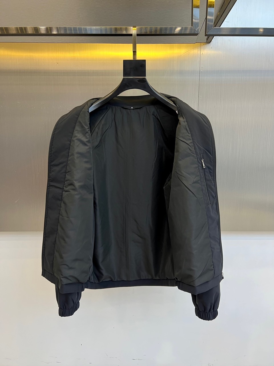 Mon蒙口、2025秋冬新品 MONCLER轻暖棉服。立领设计搭配简约廓形，采用100%聚酯纤维打造轻盈