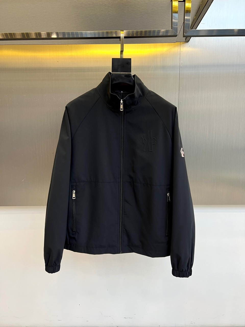 Mon蒙口、2025秋冬新品 MONCLER轻暖棉服。立领设计搭配简约廓形，采用100%聚酯纤维打造轻盈