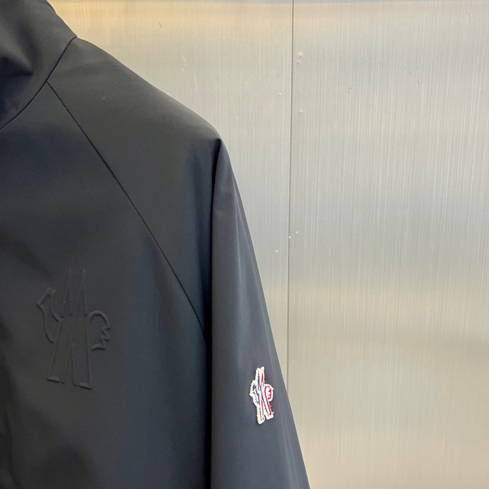 Mon蒙口、2025秋冬新品 MONCLER轻暖棉服。立领设计搭配简约廓形，采用100%聚酯纤维打造轻盈