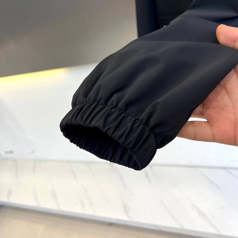 Mon蒙口、2025秋冬新品 MONCLER轻暖棉服。立领设计搭配简约廓形，采用100%聚酯纤维打造轻盈