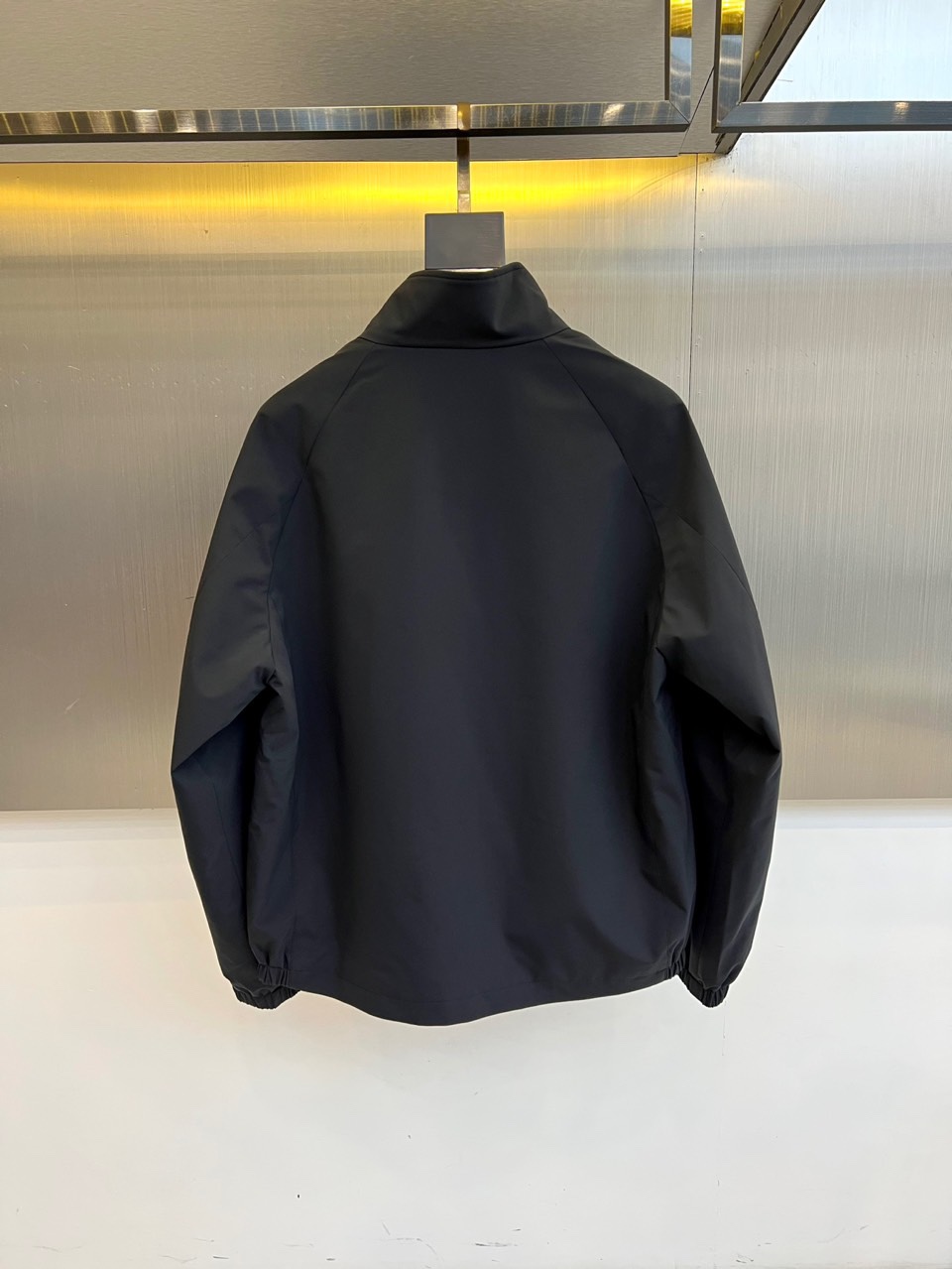 Mon蒙口、2025秋冬新品 MONCLER轻暖棉服。立领设计搭配简约廓形，采用100%聚酯纤维打造轻盈