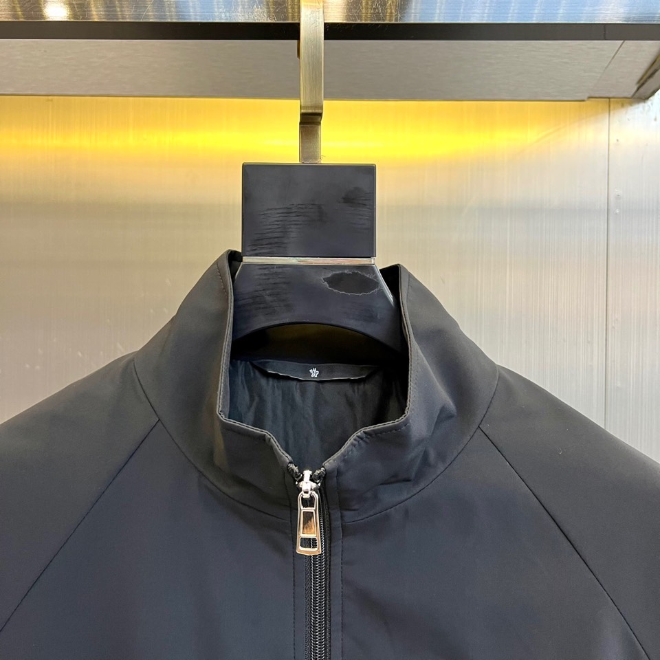 Mon蒙口、2025秋冬新品 MONCLER轻暖棉服。立领设计搭配简约廓形，采用100%聚酯纤维打造轻盈