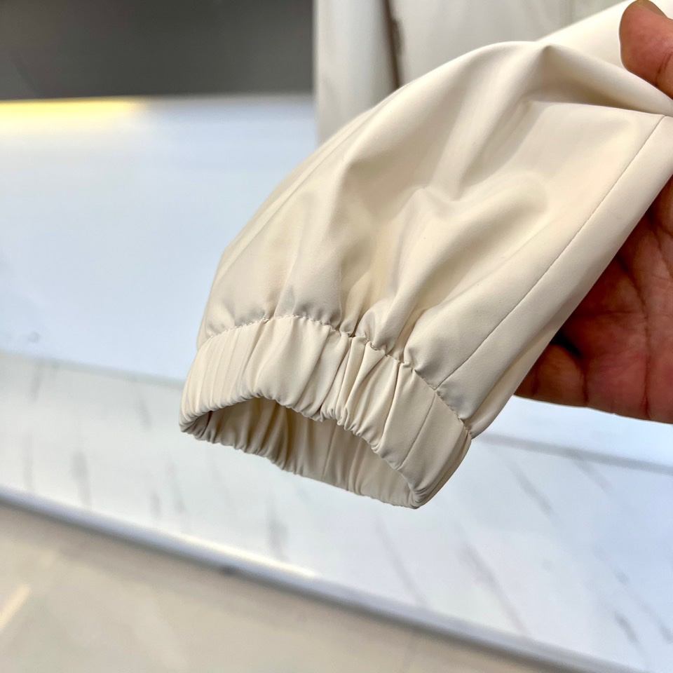 Mon蒙口、2025秋冬新品 MONCLER轻暖棉服。立领设计搭配简约廓形，采用100%聚酯纤维打造轻盈