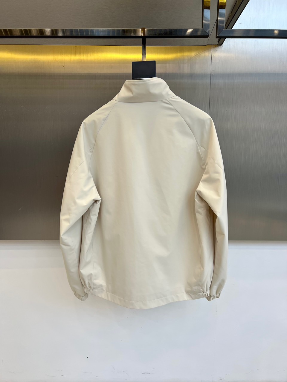 Mon蒙口、2025秋冬新品 MONCLER轻暖棉服。立领设计搭配简约廓形，采用100%聚酯纤维打造轻盈
