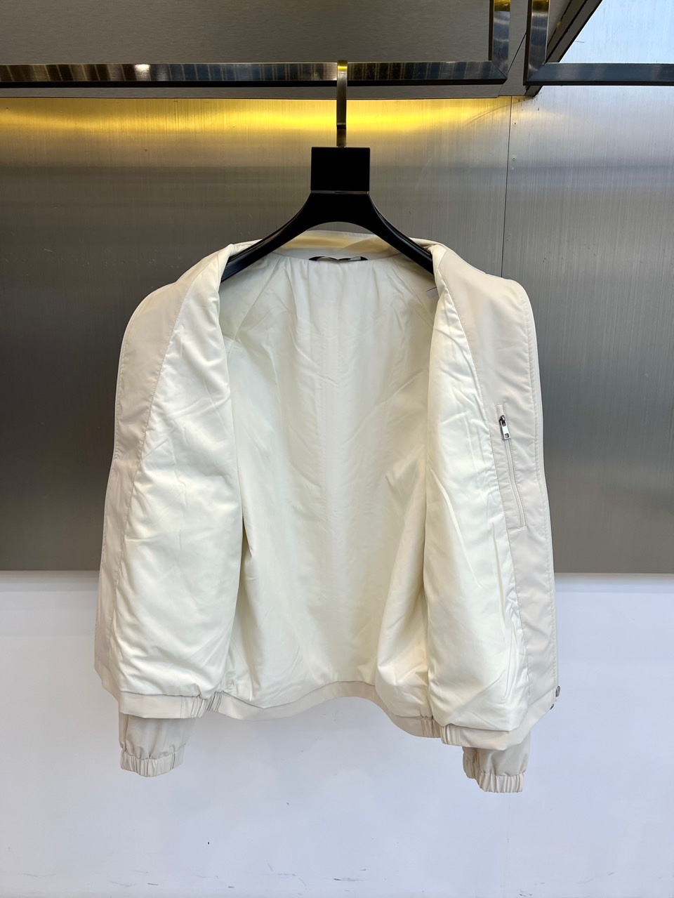 Mon蒙口、2025秋冬新品 MONCLER轻暖棉服。立领设计搭配简约廓形，采用100%聚酯纤维打造轻盈