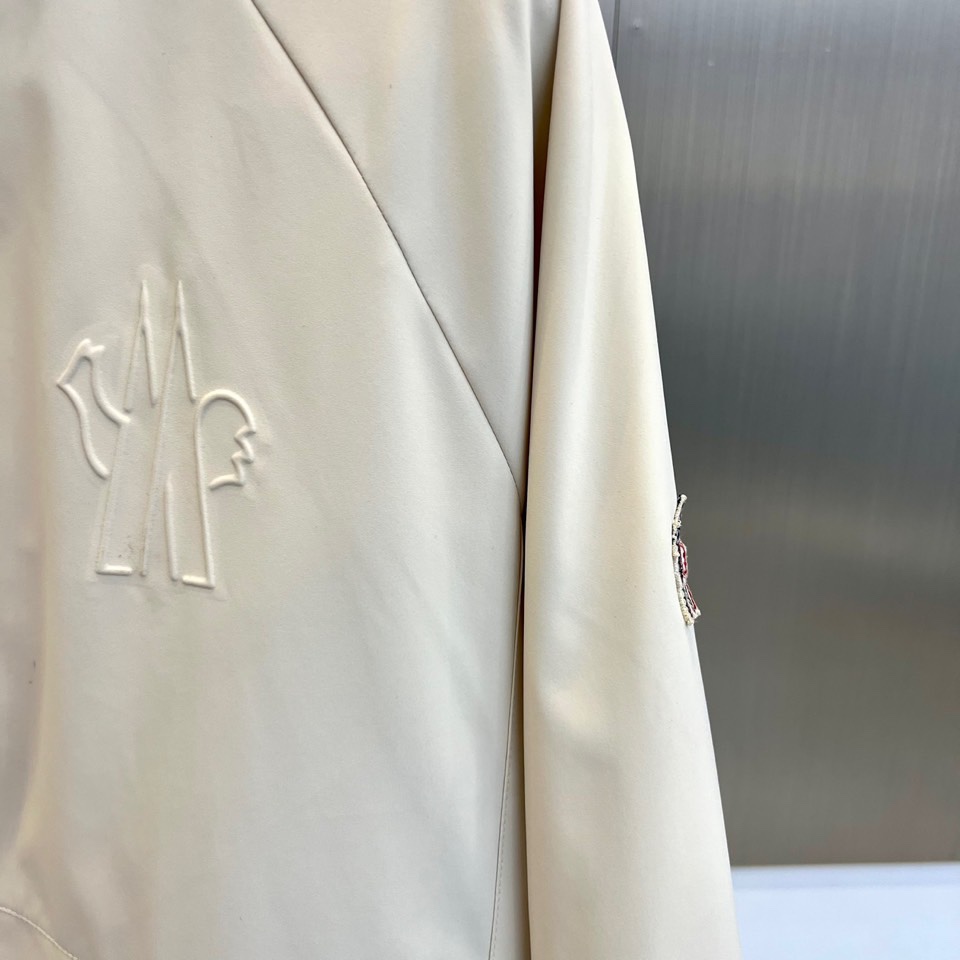 Mon蒙口、2025秋冬新品 MONCLER轻暖棉服。立领设计搭配简约廓形，采用100%聚酯纤维打造轻盈