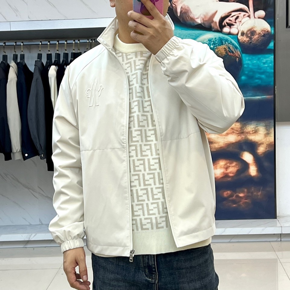 Mon蒙口、2025秋冬新品 MONCLER轻暖棉服。立领设计搭配简约廓形，采用100%聚酯纤维打造轻盈