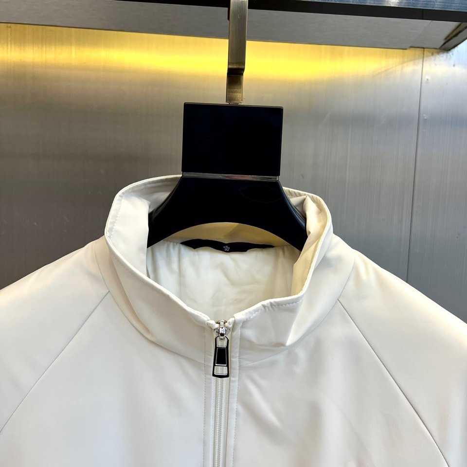 Mon蒙口、2025秋冬新品 MONCLER轻暖棉服。立领设计搭配简约廓形，采用100%聚酯纤维打造轻盈