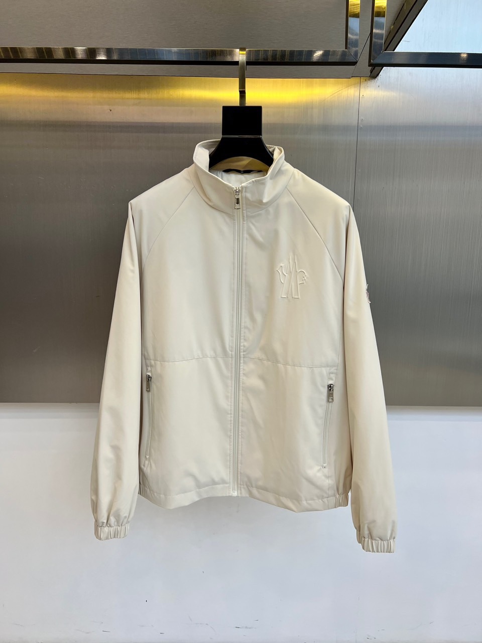 Mon蒙口、2025秋冬新品 MONCLER轻暖棉服。立领设计搭配简约廓形，采用100%聚酯纤维打造轻盈