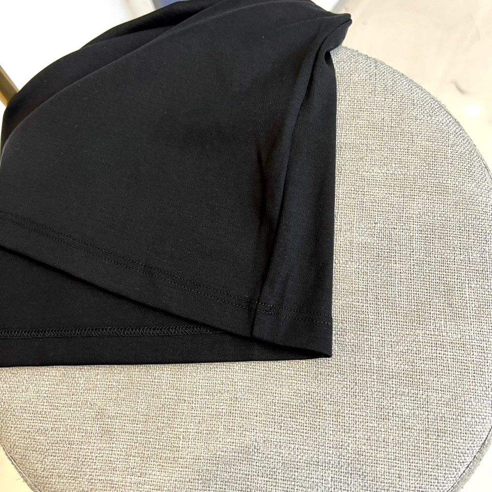 ARM阿玛尼、2025秋冬新品 EMPORIO ARMANI浮雕标识T恤，这款白色长袖T恤采用品牌标志性