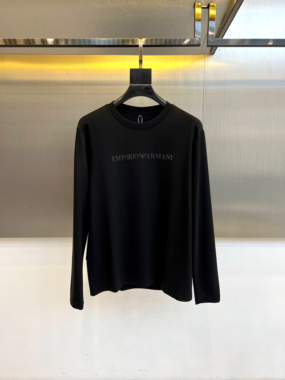 ARM阿玛尼、2025秋冬新品 EMPORIO ARMANI浮雕标识T恤，这款白色长袖T恤采用品牌标志性