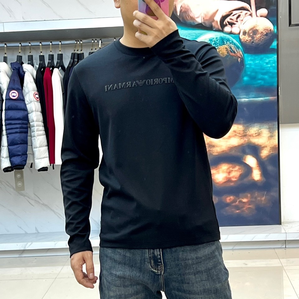 ARM阿玛尼、2025秋冬新品 EMPORIO ARMANI浮雕标识T恤，这款白色长袖T恤采用品牌标志性