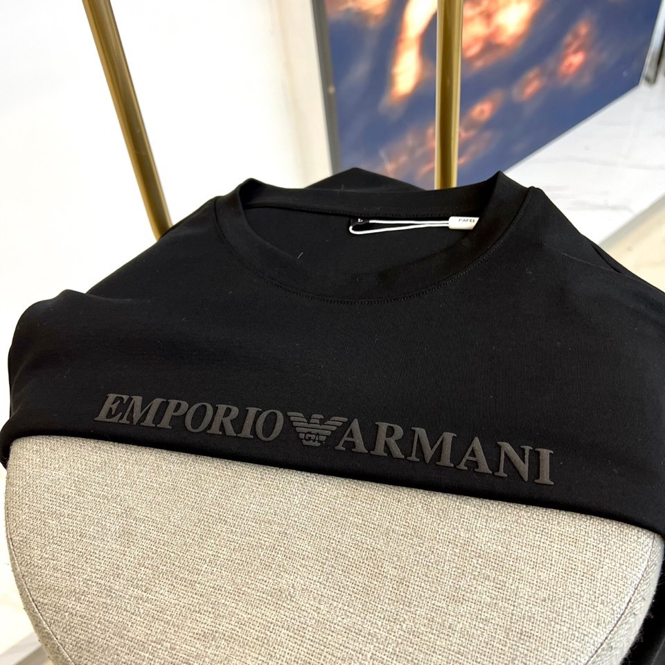 ARM阿玛尼、2025秋冬新品 EMPORIO ARMANI浮雕标识T恤，这款白色长袖T恤采用品牌标志性