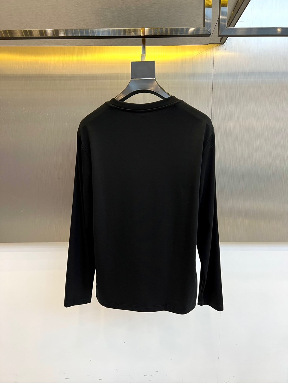 ARM阿玛尼、2025秋冬新品 EMPORIO ARMANI浮雕标识T恤，这款白色长袖T恤采用品牌标志性