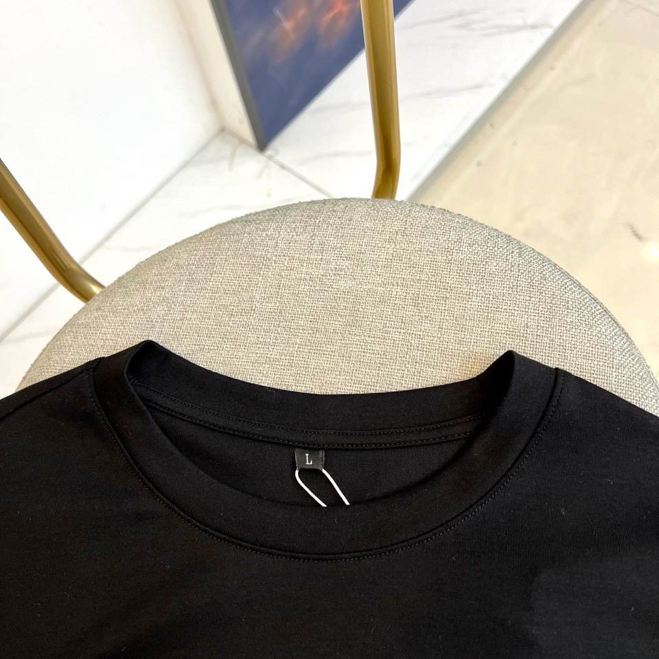 ARM阿玛尼、2025秋冬新品 EMPORIO ARMANI浮雕标识T恤，这款白色长袖T恤采用品牌标志性