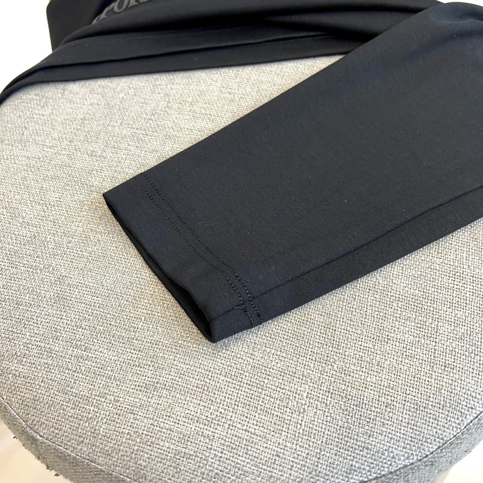 ARM阿玛尼、2025秋冬新品 EMPORIO ARMANI浮雕标识T恤，这款白色长袖T恤采用品牌标志性