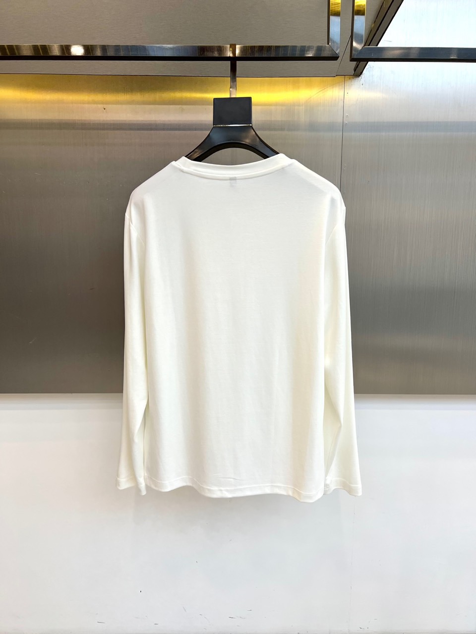 ARM阿玛尼、2025秋冬新品 EMPORIO ARMANI浮雕标识T恤，这款白色长袖T恤采用品牌标志性