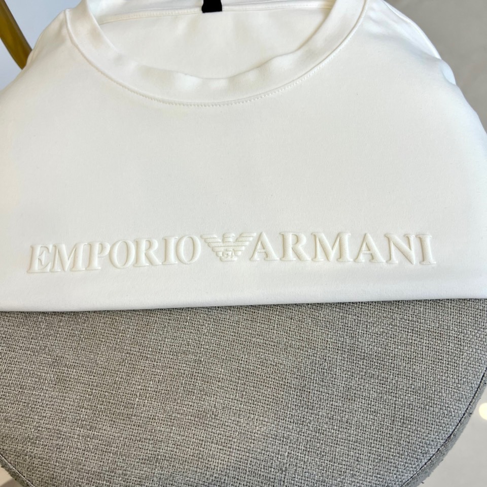 ARM阿玛尼、2025秋冬新品 EMPORIO ARMANI浮雕标识T恤，这款白色长袖T恤采用品牌标志性