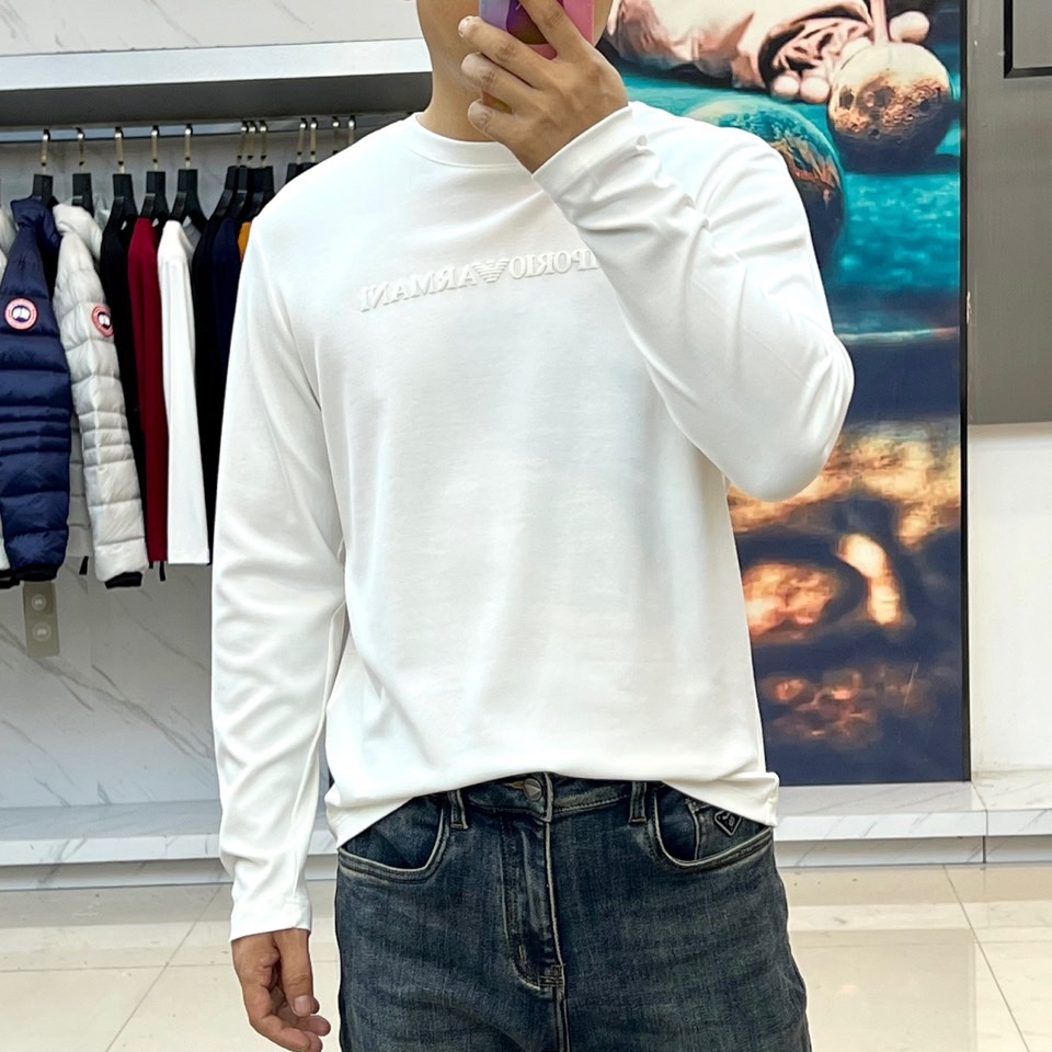 ARM阿玛尼、2025秋冬新品 EMPORIO ARMANI浮雕标识T恤，这款白色长袖T恤采用品牌标志性