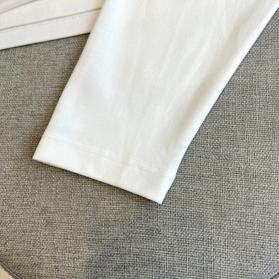 ARM阿玛尼、2025秋冬新品 EMPORIO ARMANI浮雕标识T恤，这款白色长袖T恤采用品牌标志性