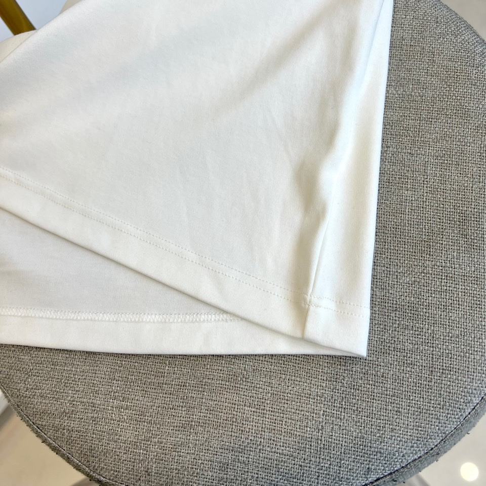 ARM阿玛尼、2025秋冬新品 EMPORIO ARMANI浮雕标识T恤，这款白色长袖T恤采用品牌标志性