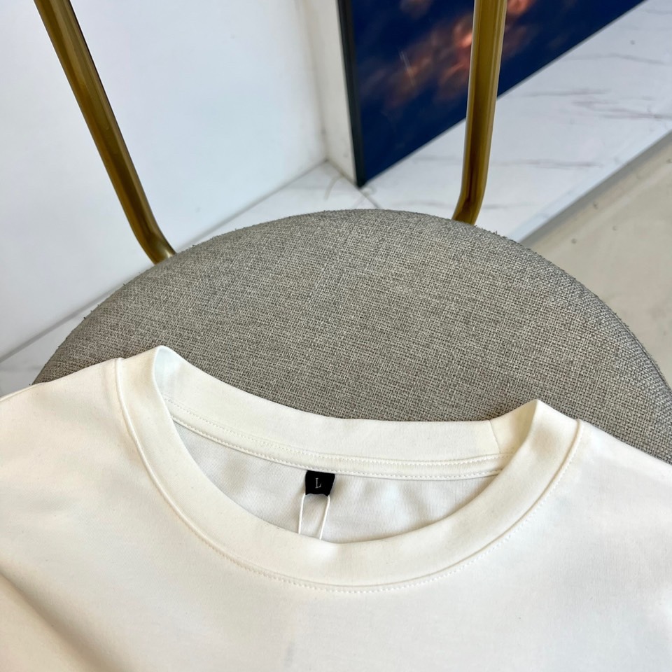 ARM阿玛尼、2025秋冬新品 EMPORIO ARMANI浮雕标识T恤，这款白色长袖T恤采用品牌标志性