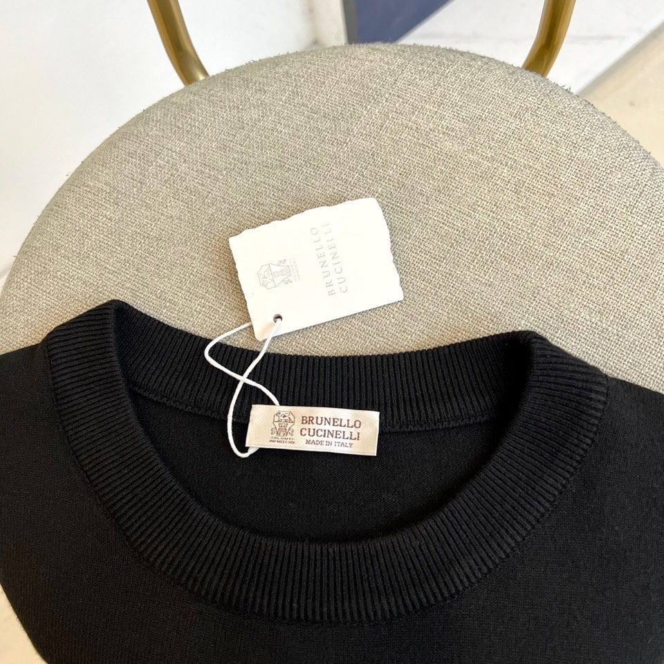 Brunello cucinelli-BC，2025秋冬新品针织系列衫采用100%精梳棉材质打造轻盈质感
