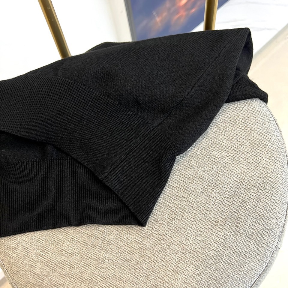 Brunello cucinelli-BC，2025秋冬新品针织系列衫采用100%精梳棉材质打造轻盈质感