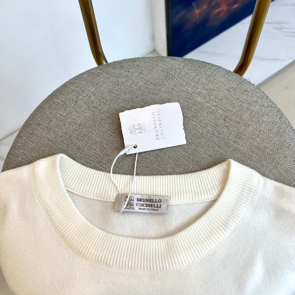 Brunello cucinelli-BC，2025秋冬新品针织系列衫采用100%精梳棉材质打造轻盈质感