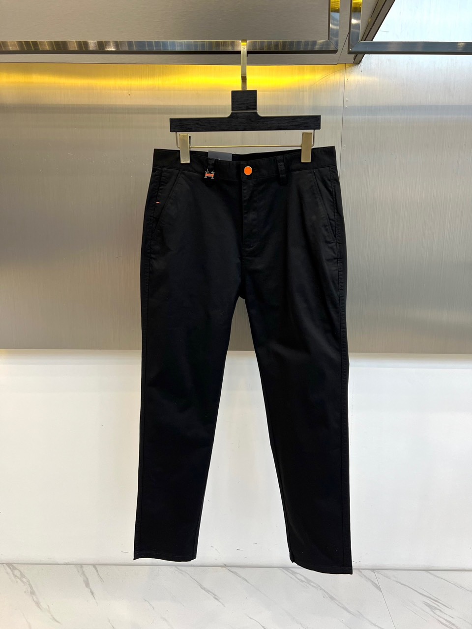 H爱马仕、2025秋冬新品系列以精湛工艺与简约美学为核心，推出了多款奢华长裤。图中白色长裤采用直筒剪裁，