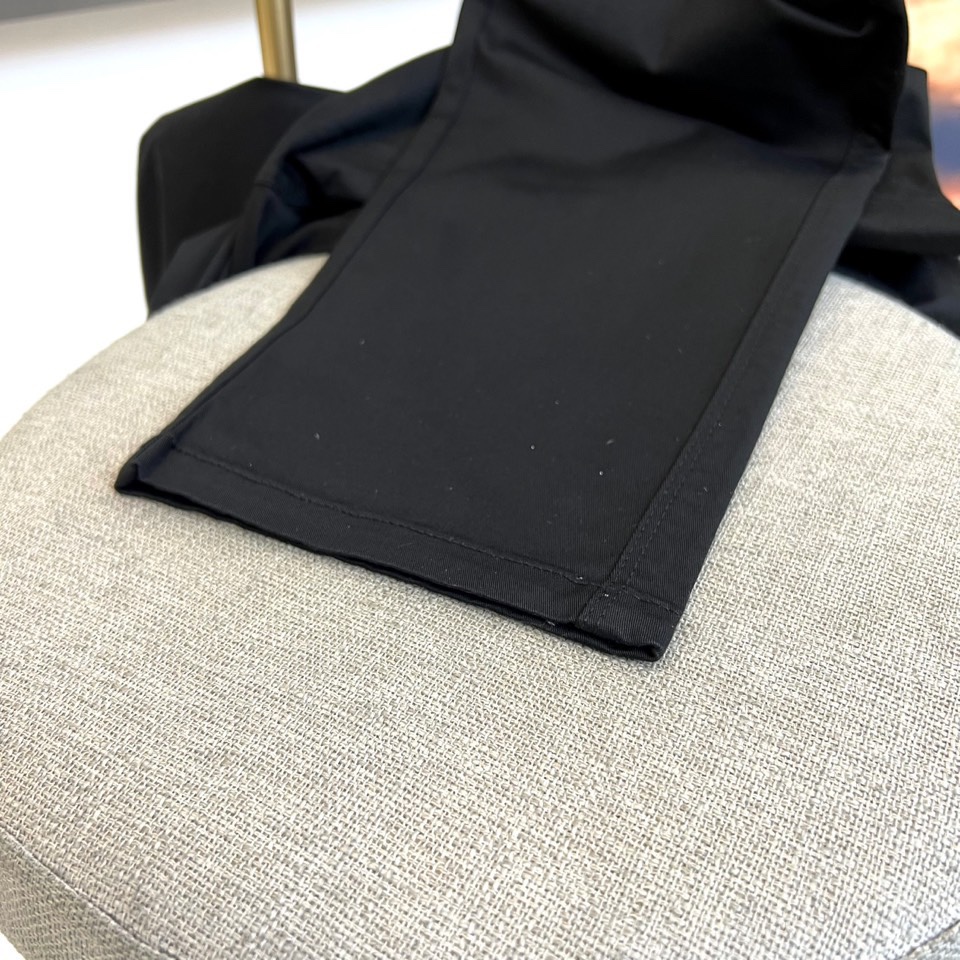 H爱马仕、2025秋冬新品系列以精湛工艺与简约美学为核心，推出了多款奢华长裤。图中白色长裤采用直筒剪裁，