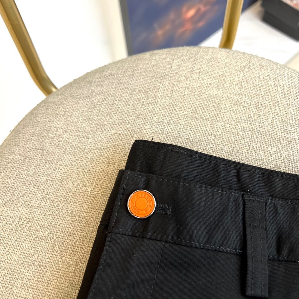 H爱马仕、2025秋冬新品系列以精湛工艺与简约美学为核心，推出了多款奢华长裤。图中白色长裤采用直筒剪裁，