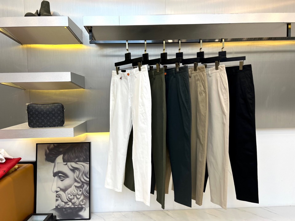 H爱马仕、2025秋冬新品系列以精湛工艺与简约美学为核心，推出了多款奢华长裤。图中白色长裤采用直筒剪裁，