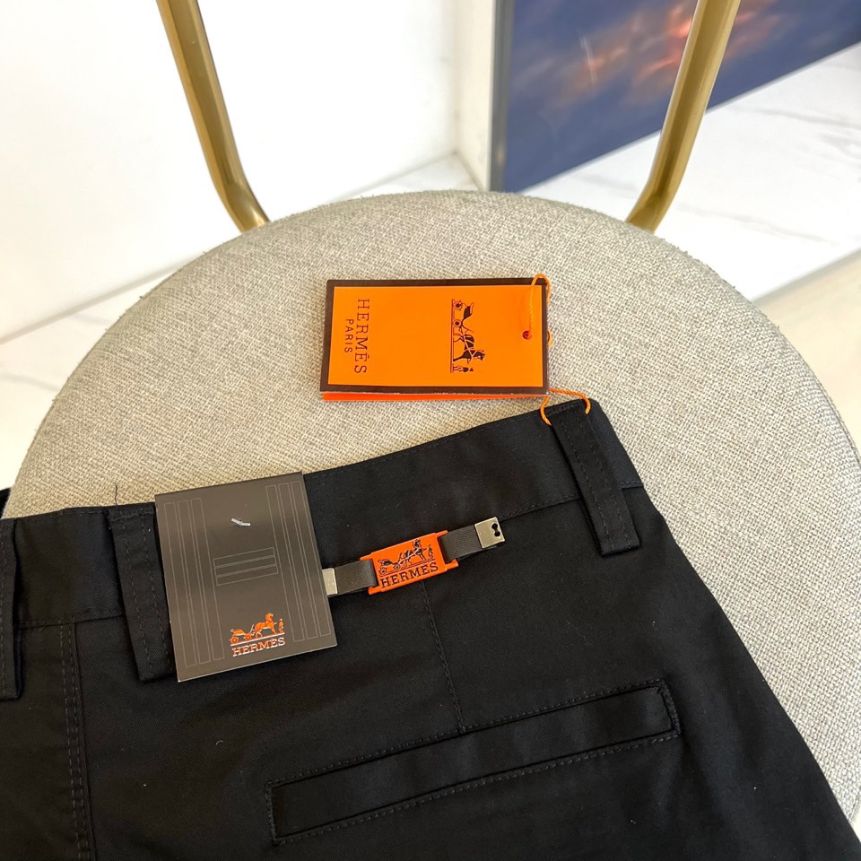 H爱马仕、2025秋冬新品系列以精湛工艺与简约美学为核心，推出了多款奢华长裤。图中白色长裤采用直筒剪裁，