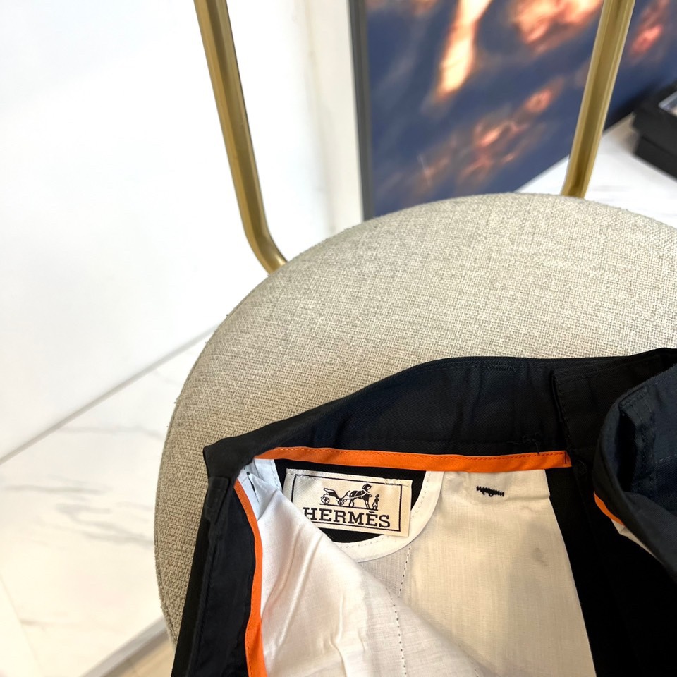 H爱马仕、2025秋冬新品系列以精湛工艺与简约美学为核心，推出了多款奢华长裤。图中白色长裤采用直筒剪裁，