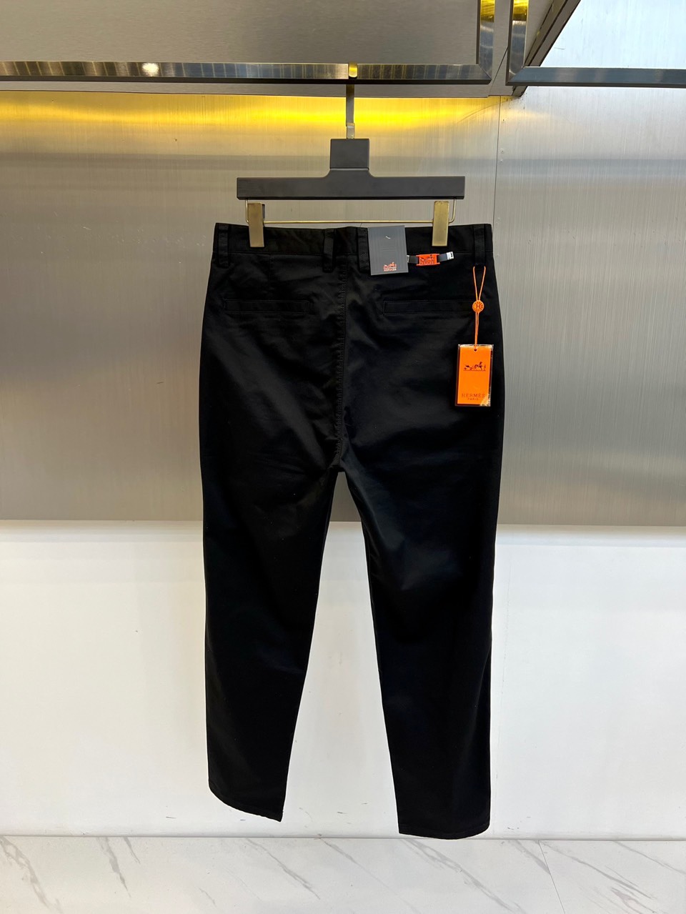 H爱马仕、2025秋冬新品系列以精湛工艺与简约美学为核心，推出了多款奢华长裤。图中白色长裤采用直筒剪裁，