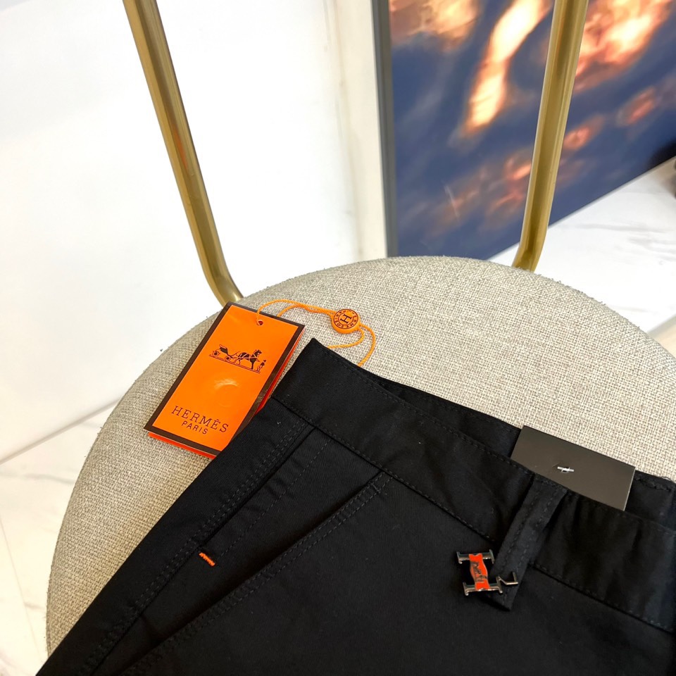 H爱马仕、2025秋冬新品系列以精湛工艺与简约美学为核心，推出了多款奢华长裤。图中白色长裤采用直筒剪裁，