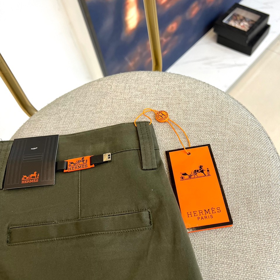 H爱马仕、2025秋冬新品系列以精湛工艺与简约美学为核心，推出了多款奢华长裤。图中白色长裤采用直筒剪裁，