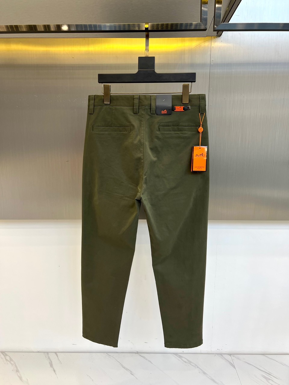 H爱马仕、2025秋冬新品系列以精湛工艺与简约美学为核心，推出了多款奢华长裤。图中白色长裤采用直筒剪裁，