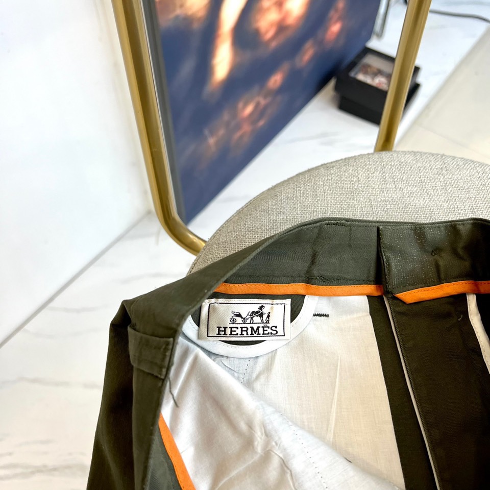 H爱马仕、2025秋冬新品系列以精湛工艺与简约美学为核心，推出了多款奢华长裤。图中白色长裤采用直筒剪裁，