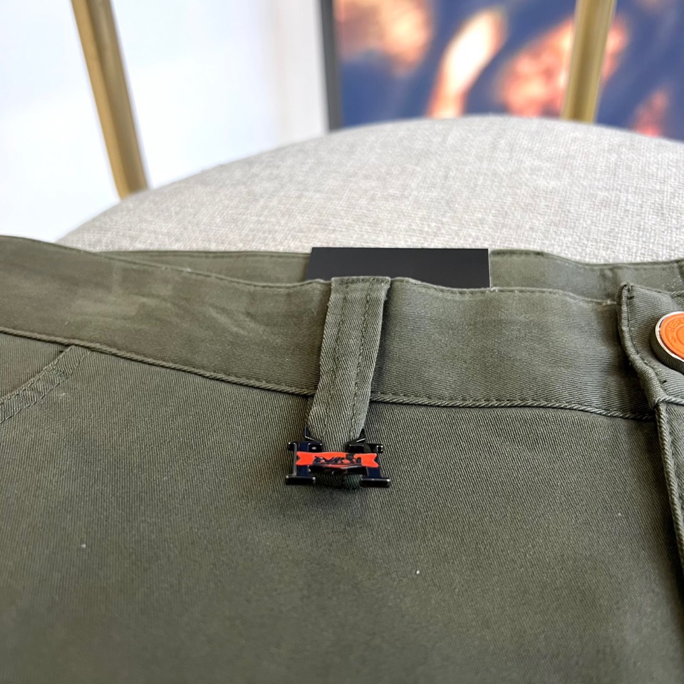 H爱马仕、2025秋冬新品系列以精湛工艺与简约美学为核心，推出了多款奢华长裤。图中白色长裤采用直筒剪裁，