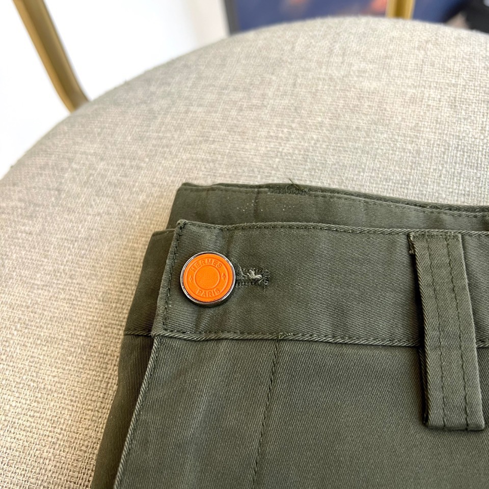 H爱马仕、2025秋冬新品系列以精湛工艺与简约美学为核心，推出了多款奢华长裤。图中白色长裤采用直筒剪裁，